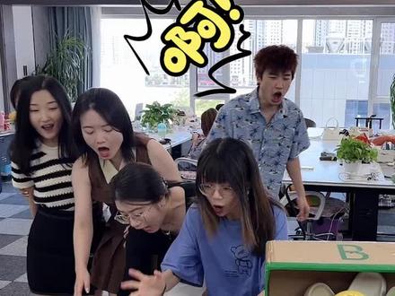 选A选B大挑战第22期,小虎牙脱单了!第六个你们还知道哪些?#要不要挑战 #盲选挑战 #办公室搞笑