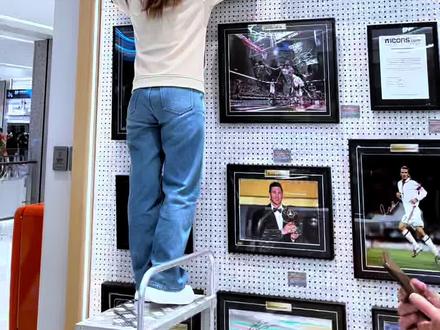 谁懂啊!
在胖东来2.28万拿下西梅亲签球衣
激动的心 颤抖的手#胖东来#亲签球衣 #梅西 #乔丹 #三胖