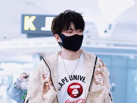 三亚红毯第一悬案~粉色双肩包是谁的🥺
@𝑇.赴约⁷⁰⁷ 这是谁的包~
#听潮阁启 #听潮阁启赴约 #听潮阁抖音嘉年华 #2025抖音直播盛典