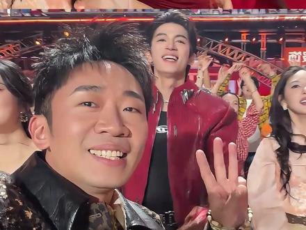 明明湖南跨年晚会收视率第一,为何却说江苏才是真正大赢家?看到现场才知是全开麦的降维打击#刘宇宁 #李宇春 #张韶涵 #内容启发搜索 #影娱热点团