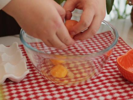 干货分享|蛋清打发保姆级教程‼️ 🌟盛放蛋清的容器必须无水无油,蛋清中不能混入一点儿蛋黄,否则将可能会造成无法打发失败。
🌟冷冻15分钟,有一圈冰渣状最佳,这样打发的蛋清不容易打渣,质地更细腻。
🌟加入柠檬汁或白醋,能够有助蛋清打发,稳定蛋白状态,也有去腥的作用。
🌟6分发(湿性发泡),盆中软性弯钩,打蛋头大弯钩状,甩动易掉落。适用于乳酪蛋糕、古早蛋糕等。
🌟7分发(中性发泡),盆中“n”字型弯钩,打蛋头弯钩有弹性不易掉落。适用于蛋糕卷等。
🌟8分发(中干性发泡),盆中接近直立的弯钩状。打蛋头基本小弯钩无弹性。适用于纸杯蛋糕等。
🌟9分发(干性发泡),盆中、打蛋头均为直立小尖角状。适用于戚风蛋糕、金枕蛋糕等。
#蛋清打发 #打发蛋清教程 #打发蛋清 #如何打发蛋清