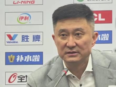 杜导发布会高水平为球员发声 赞张皓嘉不忘胡队徐杰 #杜锋 指导发言还是那么高水平 被点名表扬的人继续加油#张皓嘉 #徐杰 #胡明轩 #广东宏远