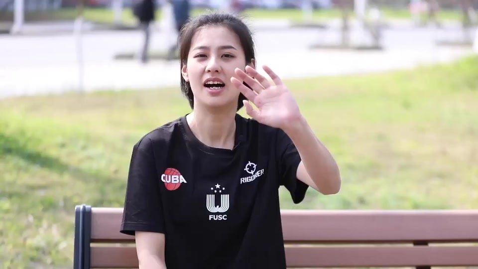 最美女裁判亓浩的快手号_篮球女裁判 亓浩和叶天