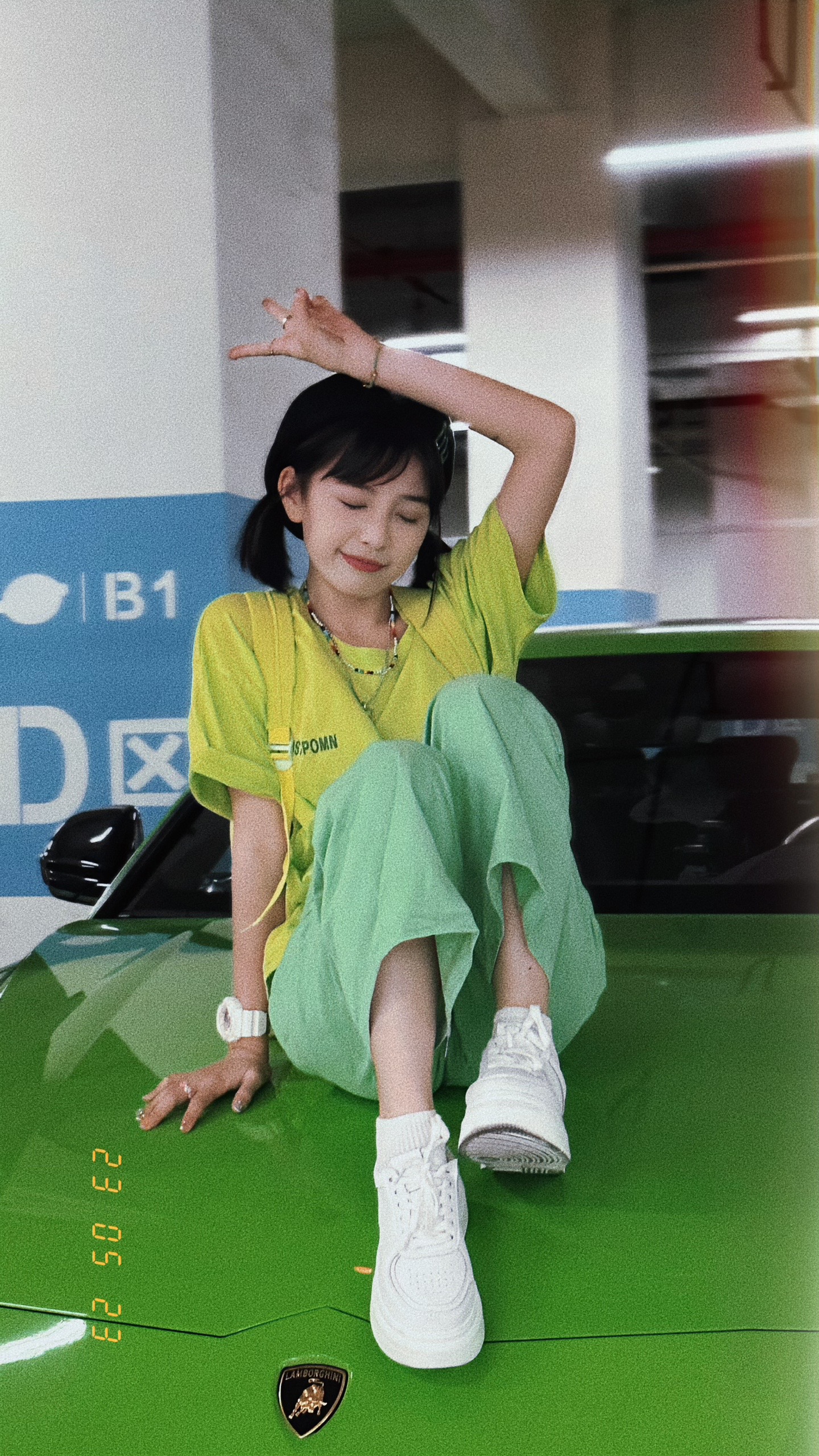绝世的陈逗逗:#多巴胺女孩穿搭 #陈逗逗  祝19岁生日快乐哈哈哈哈