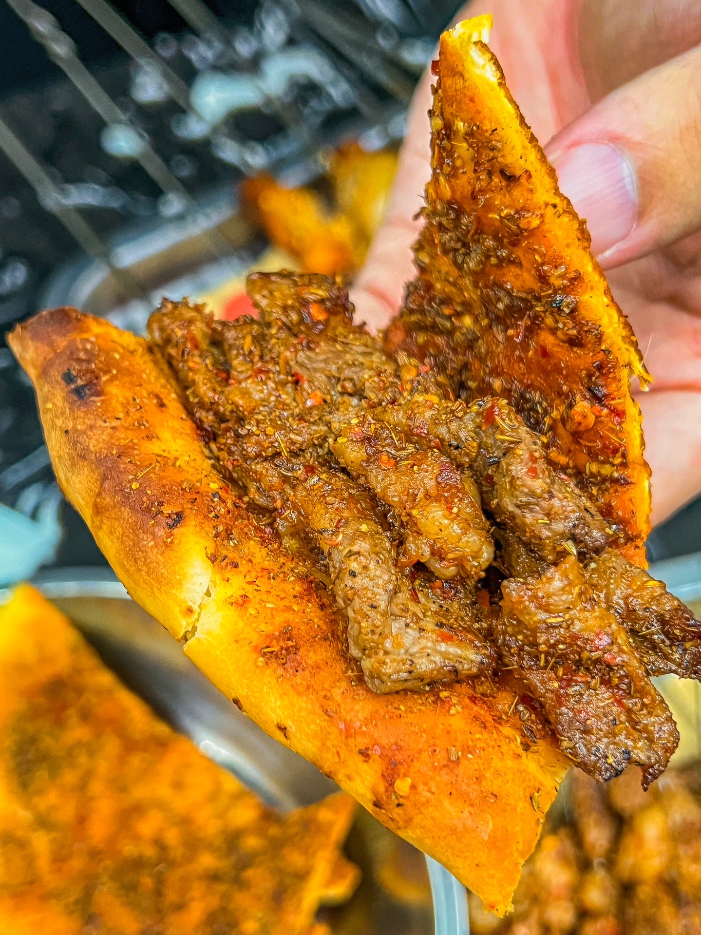 我真的按头安利 刚烤好的肥瘦撒上一把孜然辣子配着脆脆的烤馕,巨香