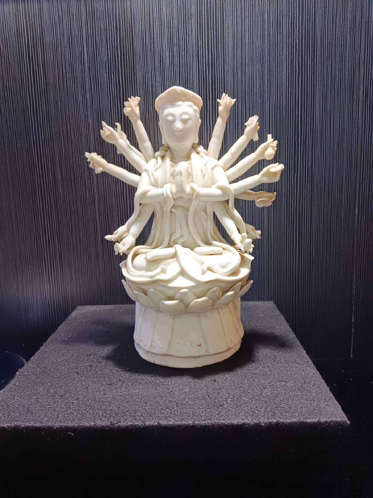 宋韵文物:明代德化千手观音坐像,高23cm.