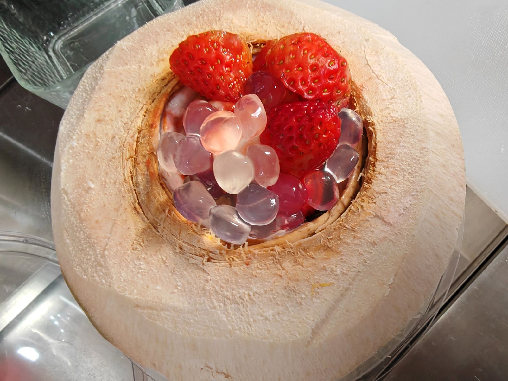 贝勒椰奶茶店:椰子冻#草莓91 加脆波波,里面还有芒果和葡萄,已经躲