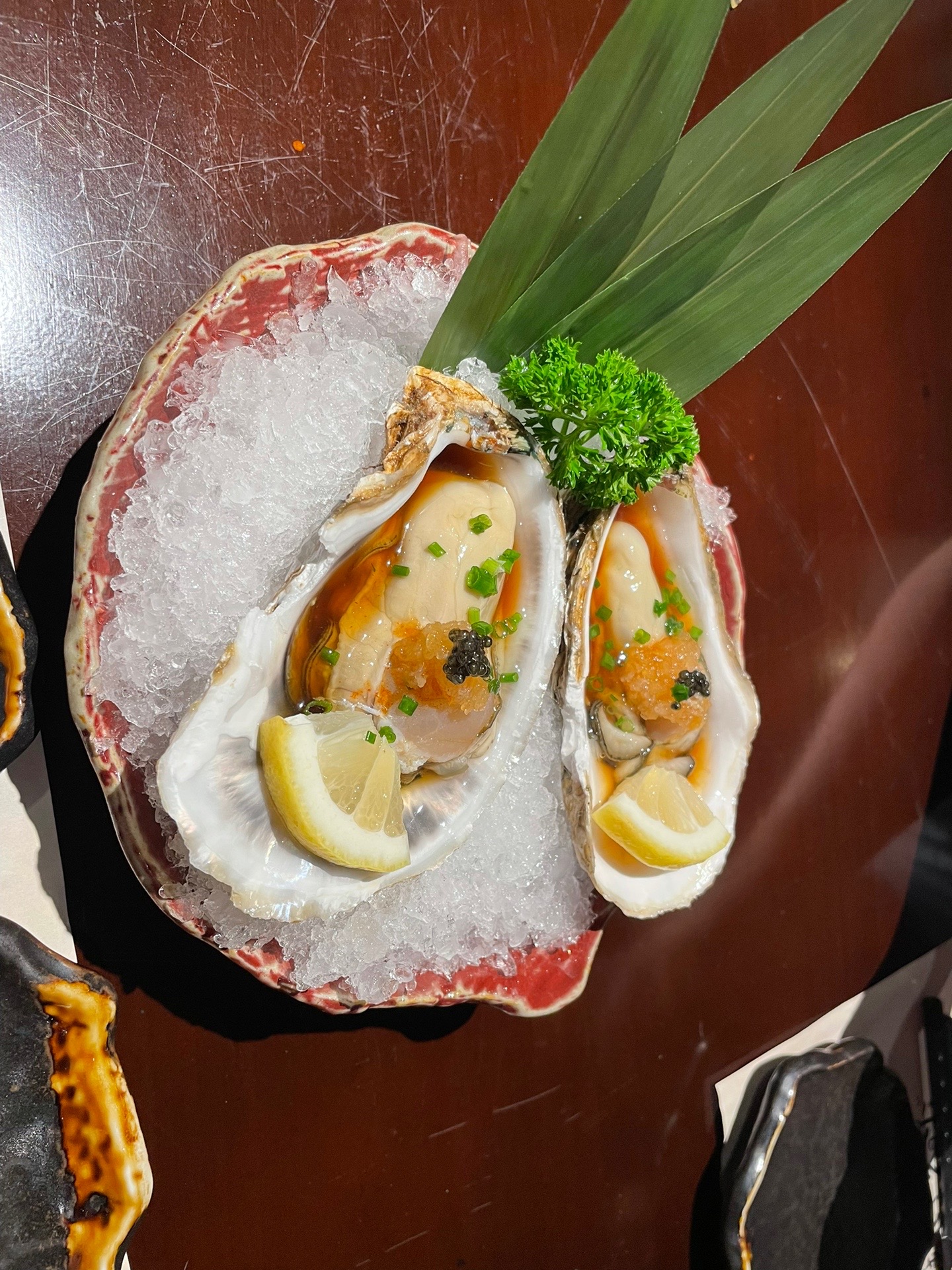 岩生蚝刺身生蚝很新鲜没有异味入口滑嫩还有柠檬汁的清香 柚子醋鸡皮