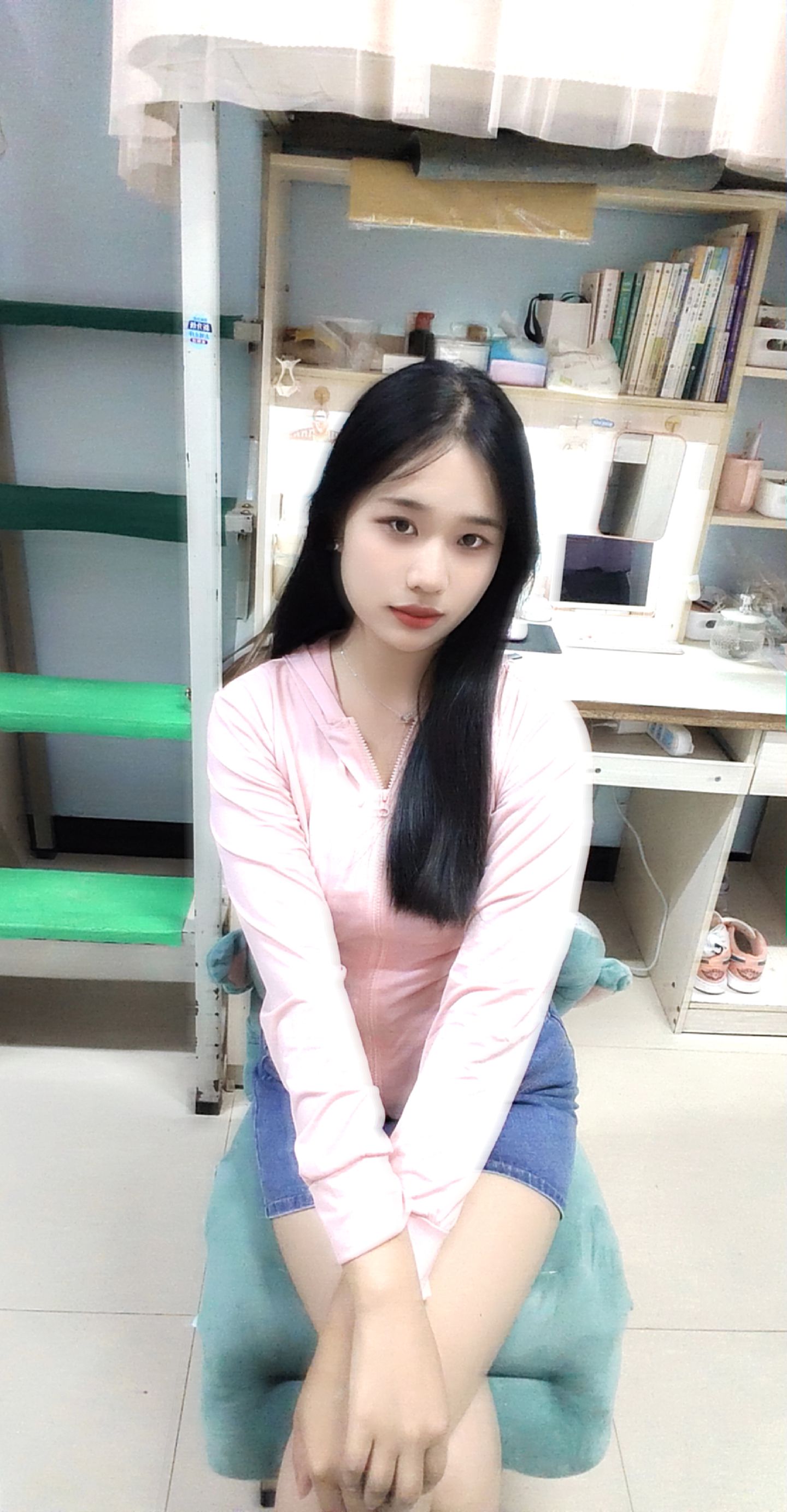 张雯娜:年轻的时候要多拍点自拍,这样八十岁的时候也可以网恋#女大学