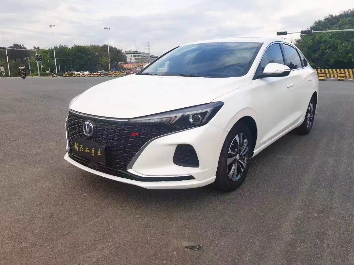 严选二手车小陈:[庆祝][庆祝][庆祝]新到店21年入户长安逸动plus 1.