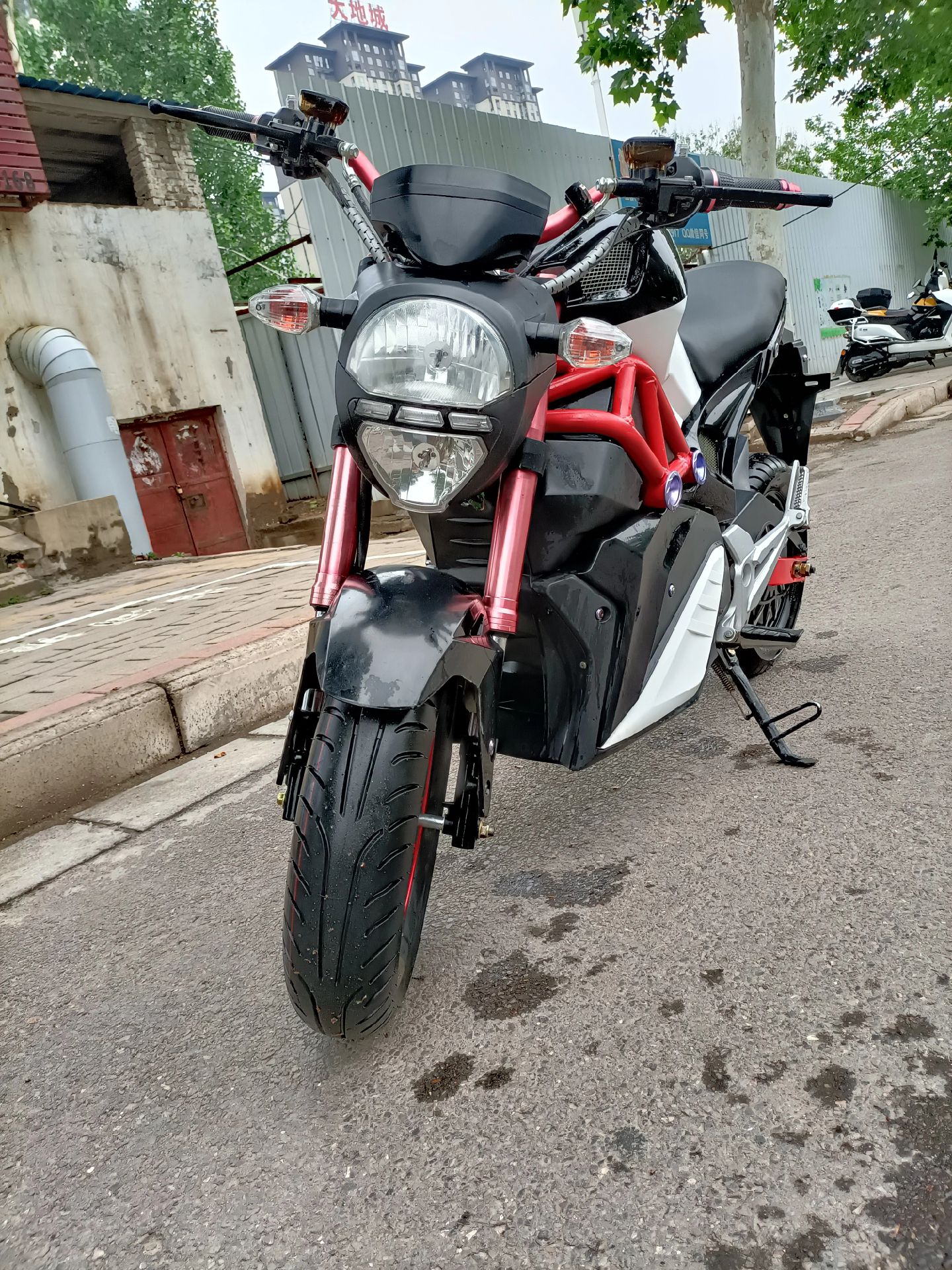 平顶山市湛河区极速蜗牛摩托车维修店:出售小怪兽电动车,72v20a六块