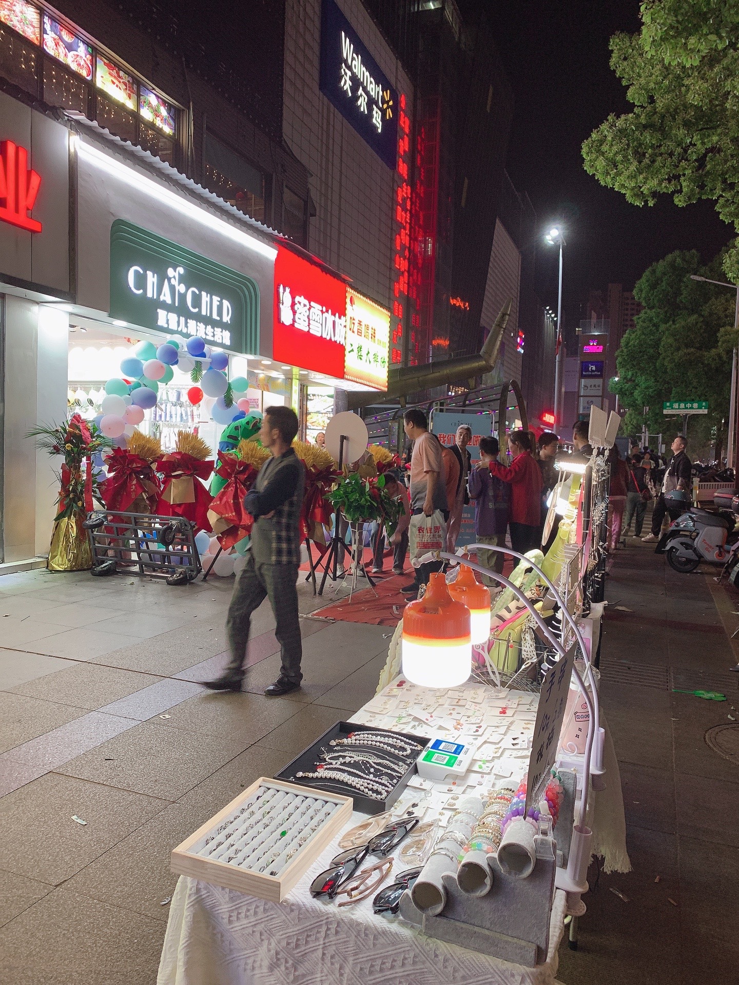 咸宁夜市摆摊小天才:咸宁夜市摆摊小天才,今天在沃尔玛!