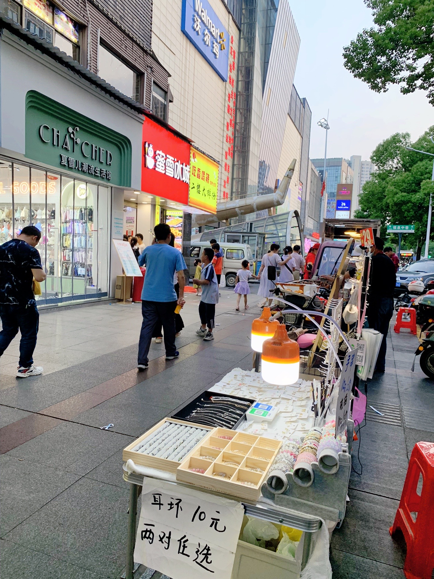 咸宁夜市摆摊小天才:咸宁夜市摆摊小天才,今日在沃尔玛哦～  #我的