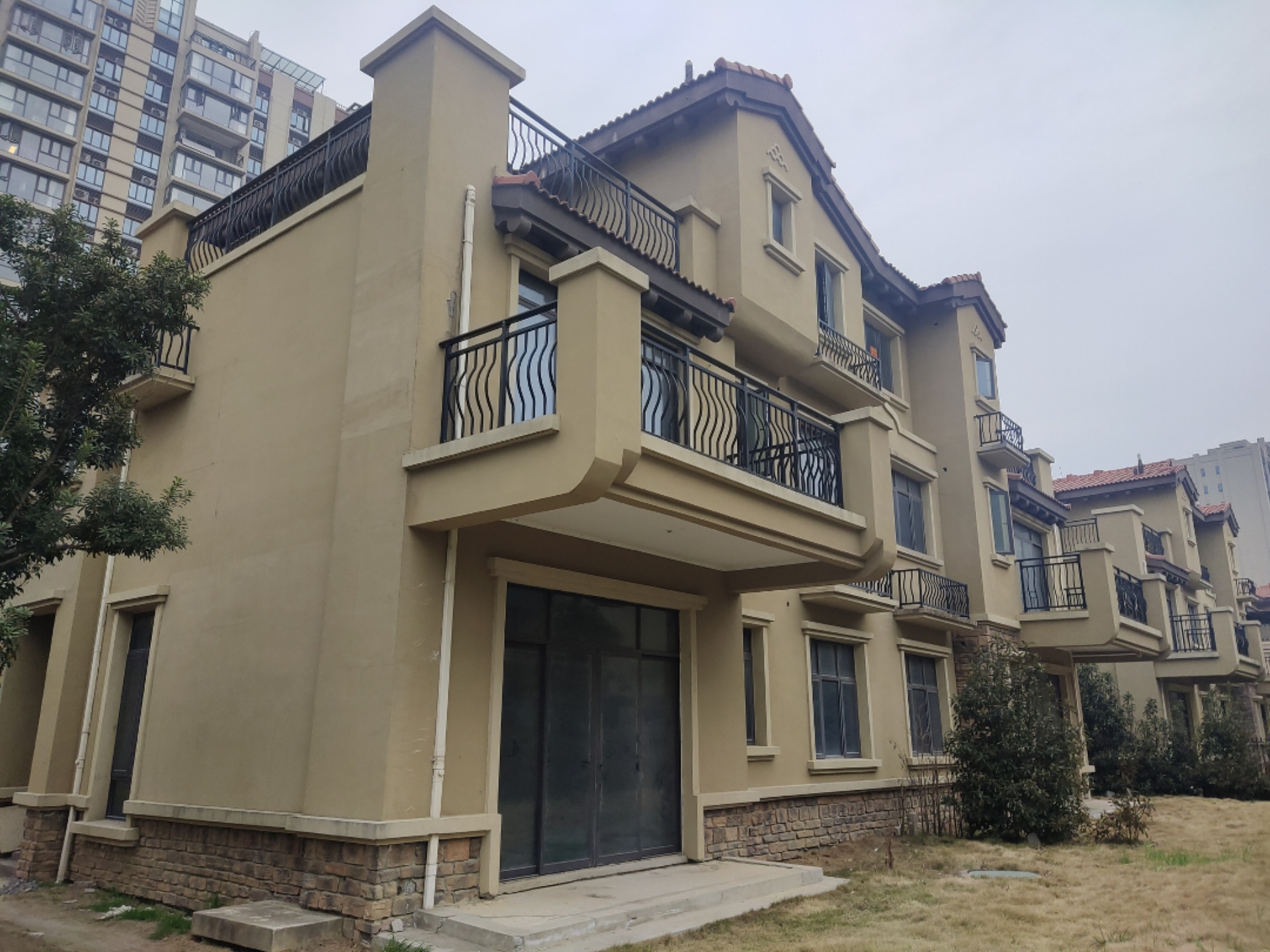 钟祥新房二手房:钟祥别墅.碧桂园双拼别墅,240平毛坯三层.