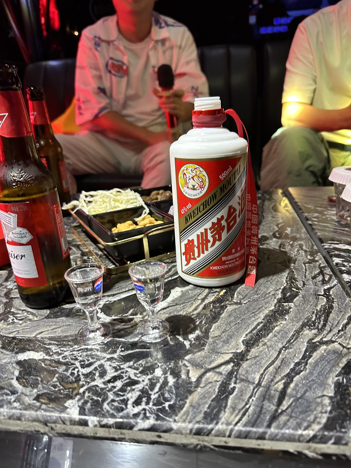 祁千熙:ktv喝酒新创意#飞天茅台