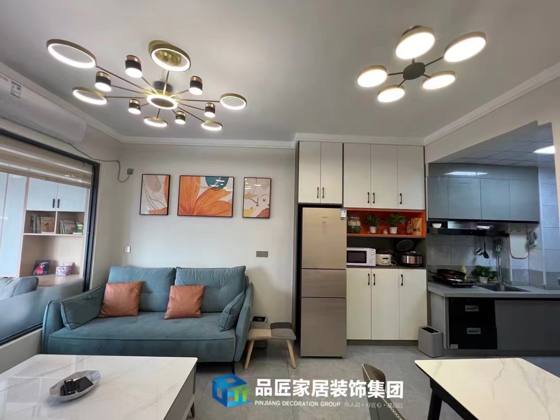 品匠装饰集团-小庞:简单走一圈石膏线也很好看,不一定要跟风做吊顶#家