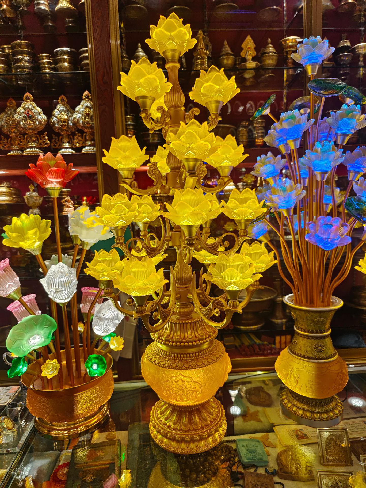 点莲花灯的意义包括祈求平安,祈福和驱邪.