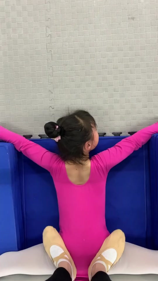 妈妈帮女儿压腿痛苦