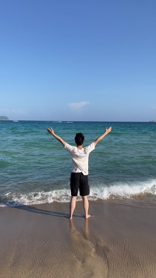 舒城青年:张开双臂,拥抱大海的风,澄净的海水,洁白的沙滩,风景怡人