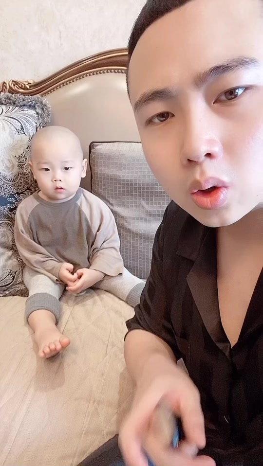 小橙子先生原来是父母收养的 - 抖音