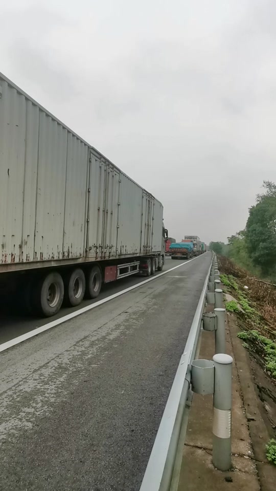 沪昆高速江西段再不加宽要严重影响经济发展了,已经一小时没动了,全是