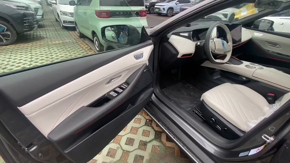 深蓝汽车常州武进店:白色内饰是真好看,凡是利用率高的部分都用了黑色