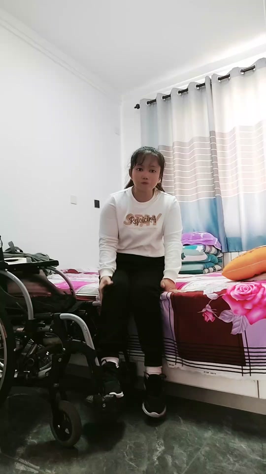 英子  97:出意外四年,经过不断努力,终于可以完全自理了#残疾人的