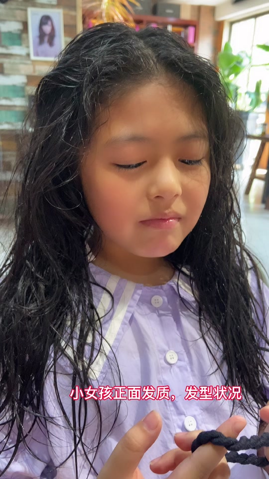 自然卷头发的小孩子,在婴儿的时候是最好看的,但随着时间推移,这样的