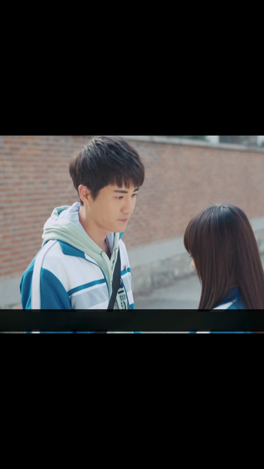 何泓姗方茴红裙子回眸_何泓姗 方茴_何鸿珊方茴 - 抖音