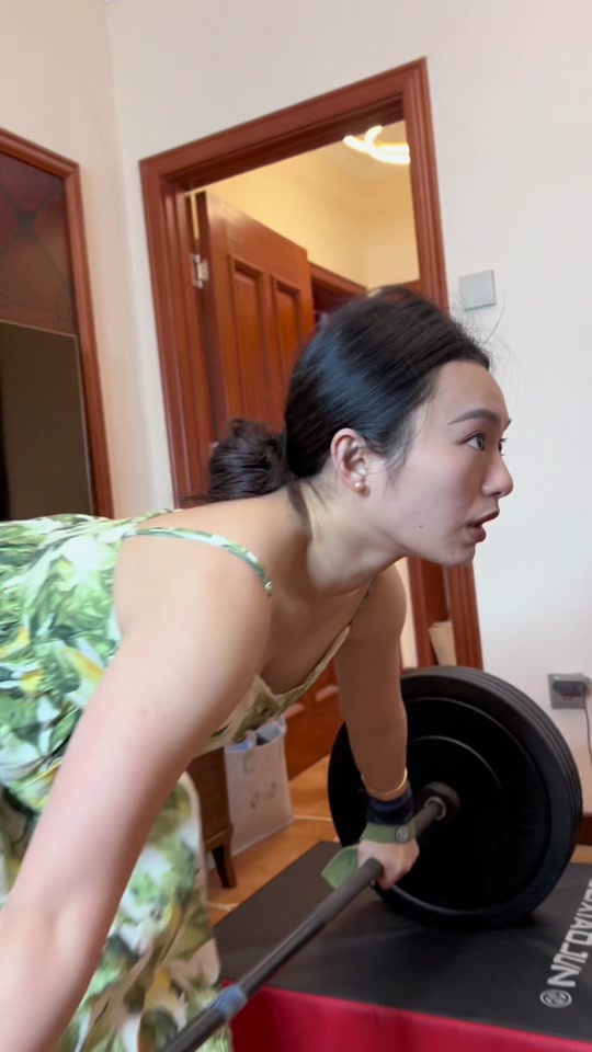 杠铃砸我下去,我必咬紧牙关站起!#举重 @抖音小助手