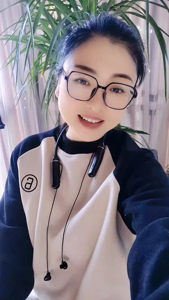 78眼镜姐:大风吹倒那颗梧桐树#大风吹倒梧桐树 #热歌榜