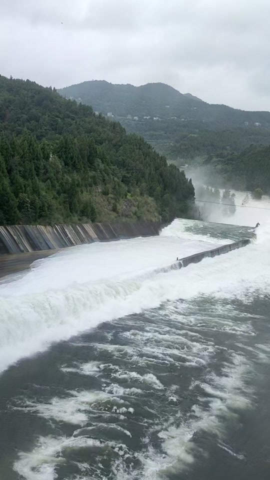 升钟在线传:升钟水库泄洪,请下游相关区域做好防护工作!