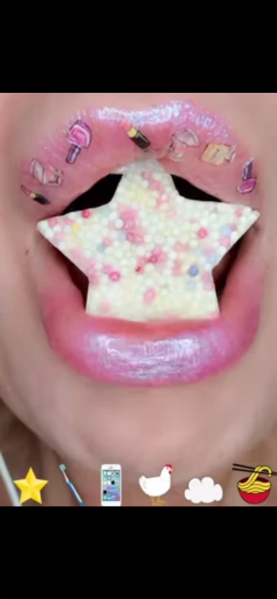 沉浸式吃表情包声控只露嘴巴