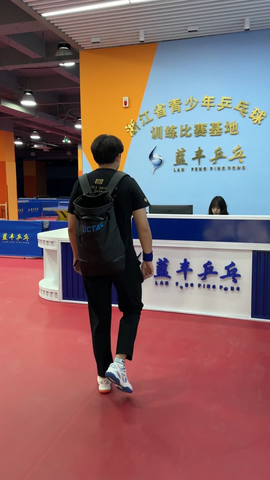 黄晨乒乓球:和美女教练打球,只为使我心情愉悦.