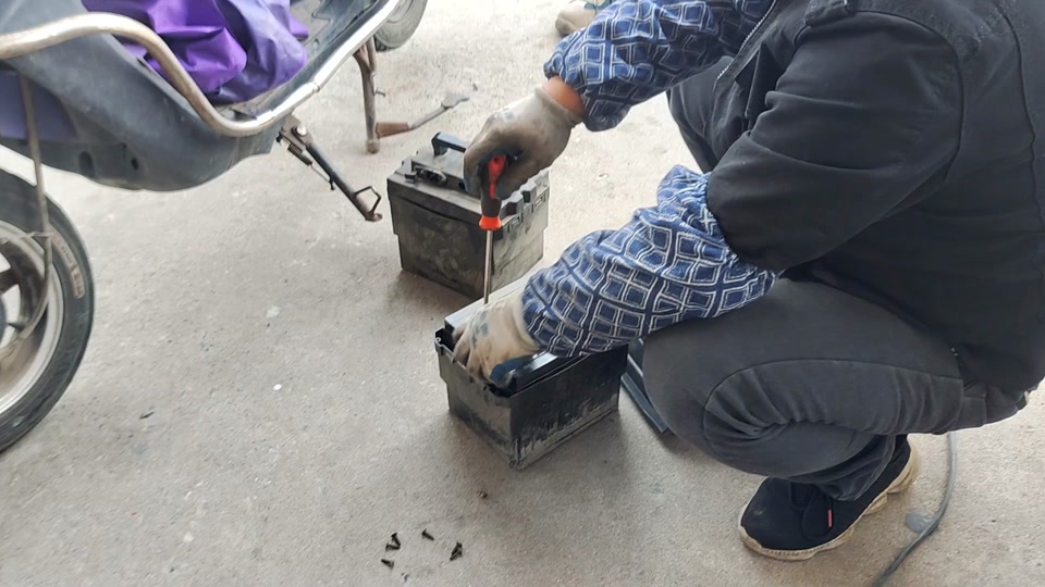 小雪碧48v20台铃电瓶怎么装 - 抖音
