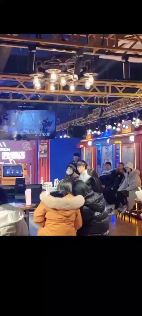 呼市摩尔城纽约酒吧发生了什么 - 抖音
