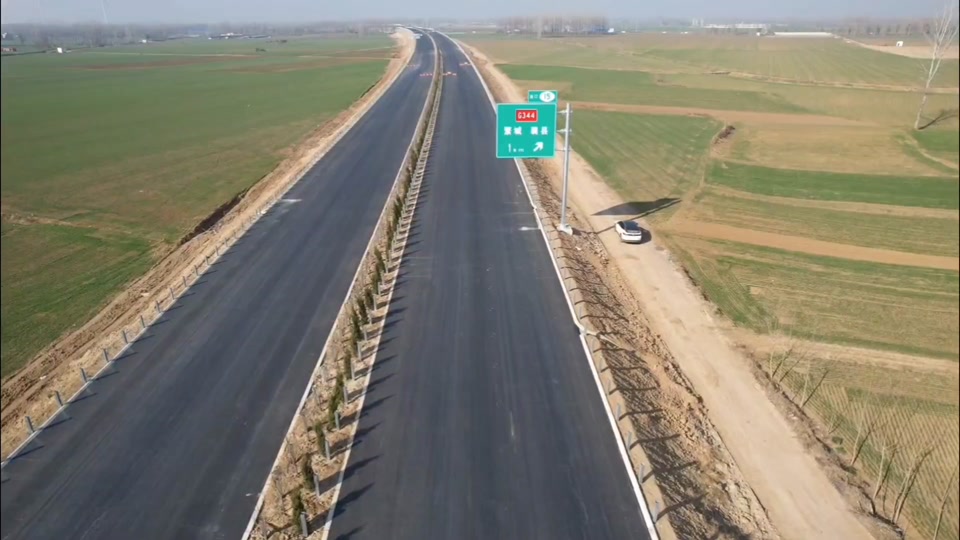 经过曲折漫长的施工,临颍县境内的第二条高速许信高速进入最后的收尾
