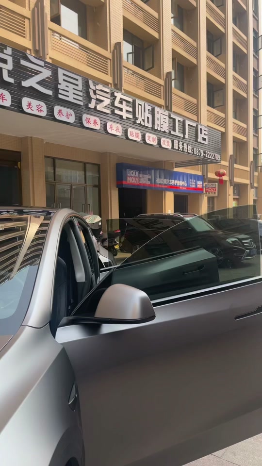 特斯拉modely改色山灰,去车管所备案引起围观,大家都喜欢这个颜色