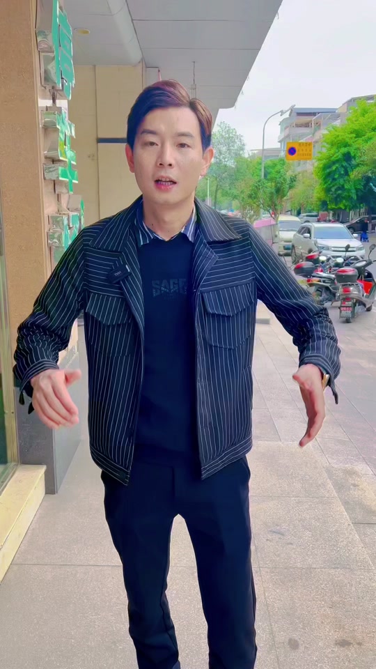 龙南中医院谢朗明有多少儿子 - 抖音