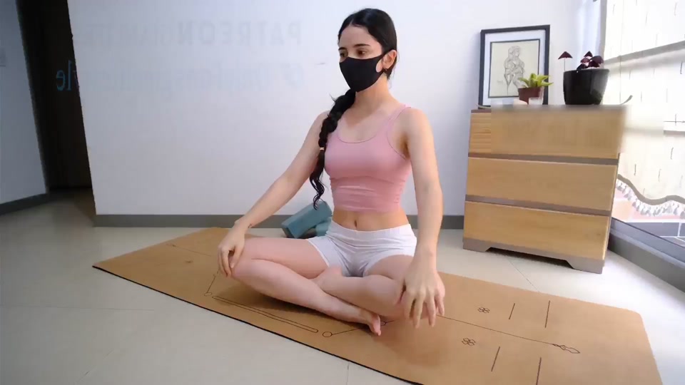 瑜伽美女中毒肚子疼是怎么回事_瑜伽美女健身联盟火焰腿