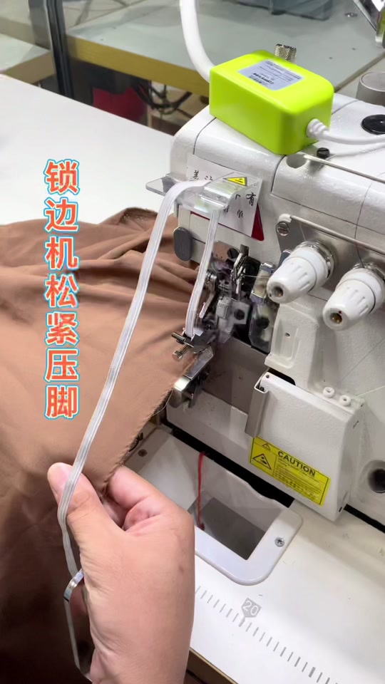 三线锁边机锁松紧裤脚的手法_三线锁边机穿法_三线锁边机锁出来的样子