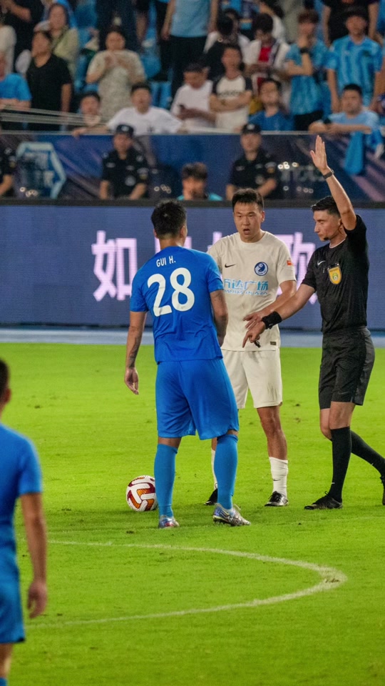 var视频助理的失职,边裁的拙劣的业务能力让所谓的金哨买买提江蒙羞