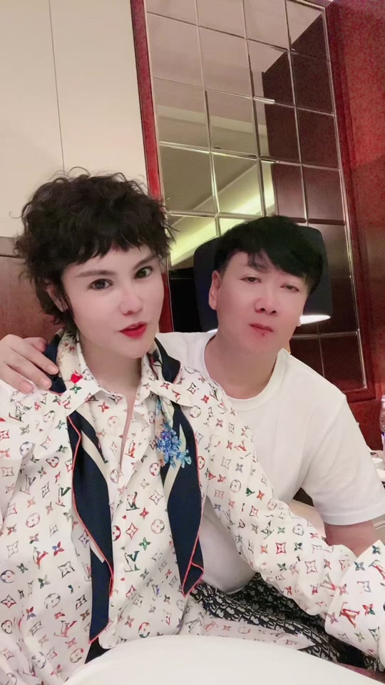 小影老公邹德臣是亿万富翁吗_小影夫妇邹德臣_邹德臣 小影 - 抖音