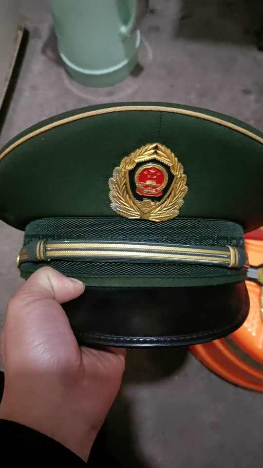 武警07式大檐帽_07式大檐帽帽徽安装