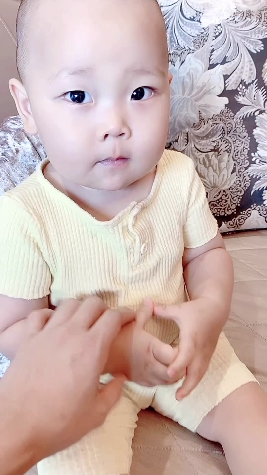 小橙子先生原来是父母收养的 - 抖音