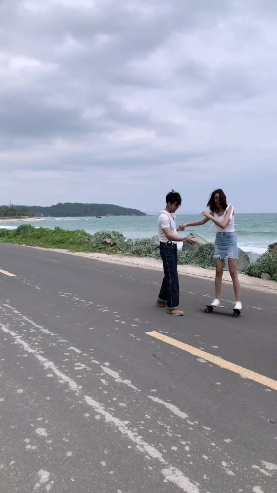 大叔下意识的动作 太暖心了@莎莎-kawsarayy @大叔aaben #婚纱摄影