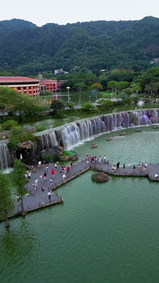 全佛山最大的一条瀑布就在西樵山听音湖,这里的瀑布每天6点30分开始