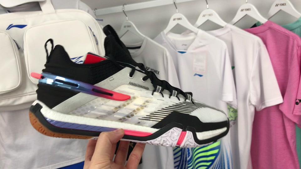 李宁贴地飞行lite一代和二代区别 - 抖音