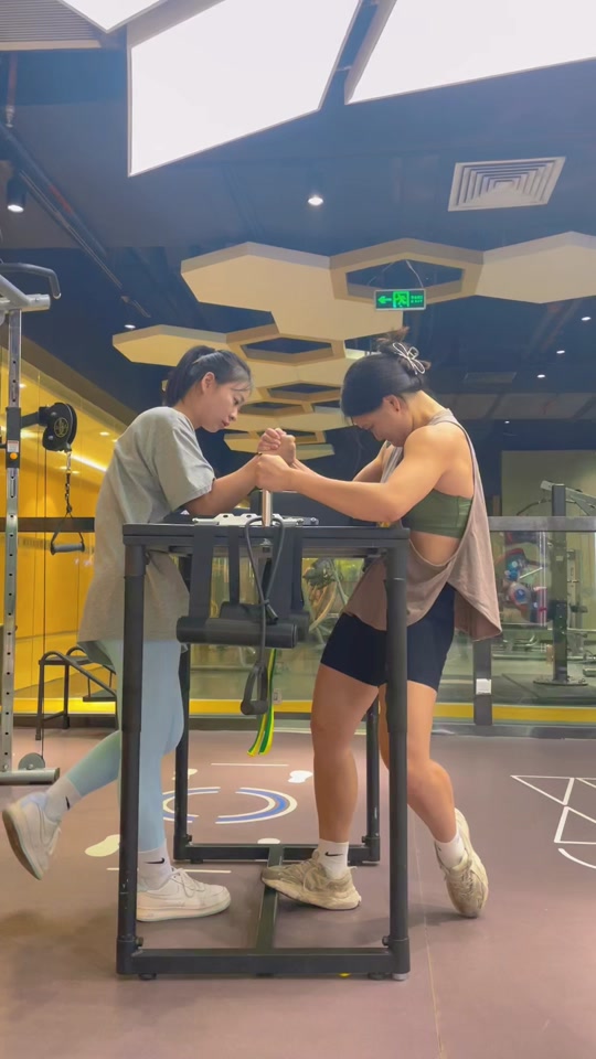 女生主动掰手腕 - 抖音