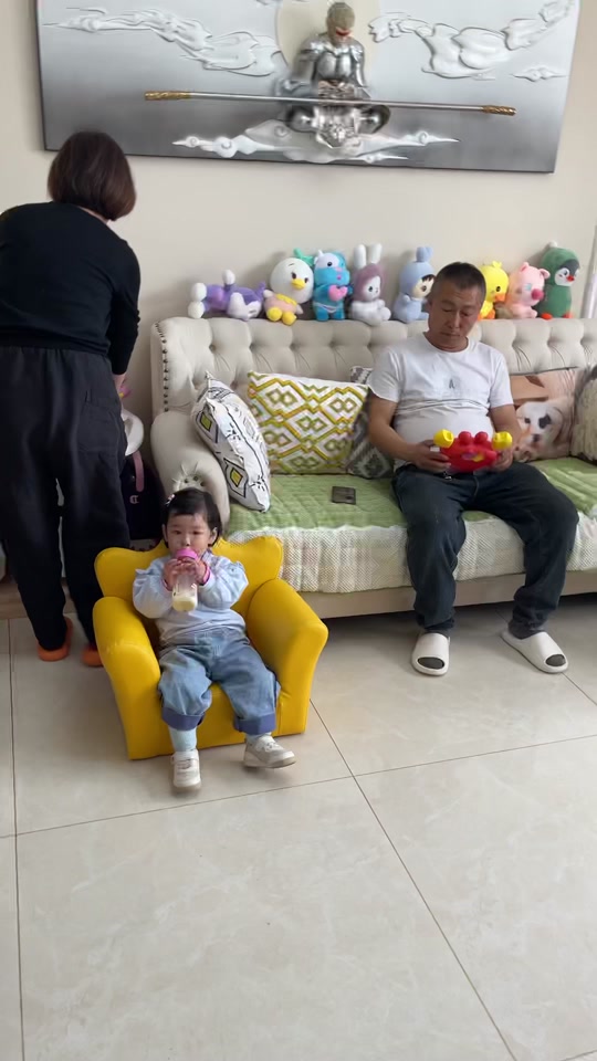 露仔与旭峰的日常呀_露仔与旭峰露仔跳舞